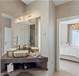4 bedroom villa with indoor and outdoor pools in Galižana, Istria, sleeps up to 8